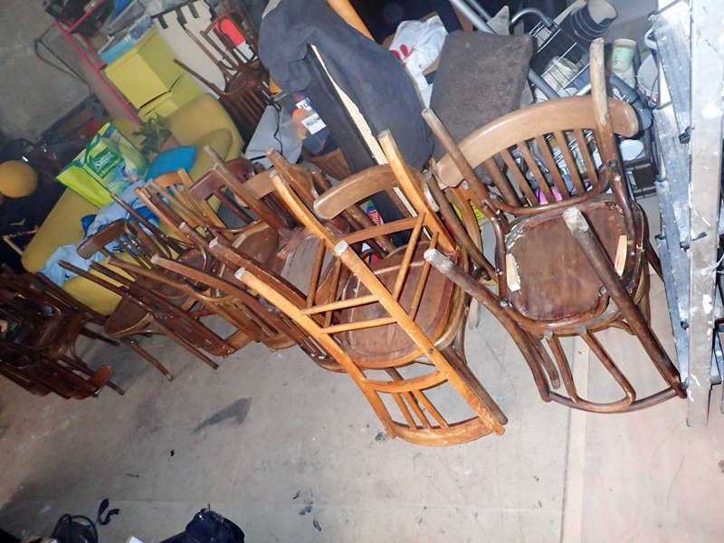 De nombreuses chaises sont abîmées.