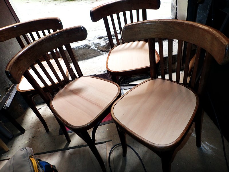 Les chaises avec leurs assises refaites, avant la finition