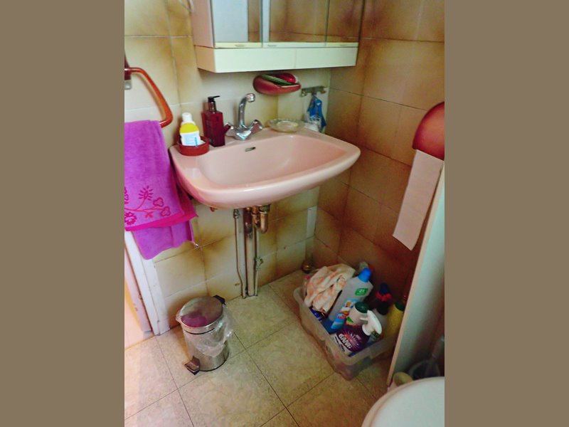 Dans la salle de bain, il manque un petit meuble sous évier.