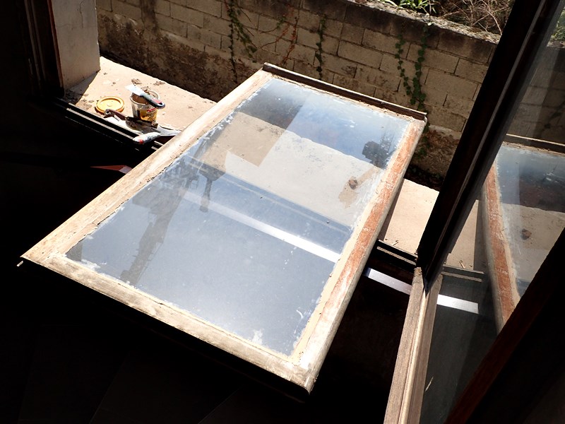 La vitre est remise en place et un mastic vitrier appliqué
