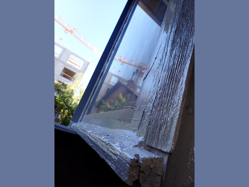 Un ponçage très léger pour ne pas attaquer le bois sert plus à nettoyer qu'a égaliser.