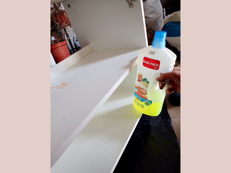 Nous adaptons donc le meuble pour pouvoir mettre les grandes bouteilles à la verticale.