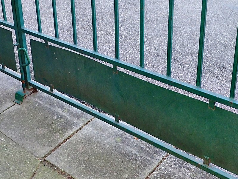 Passons à la peinture, le portail est très dégradé...