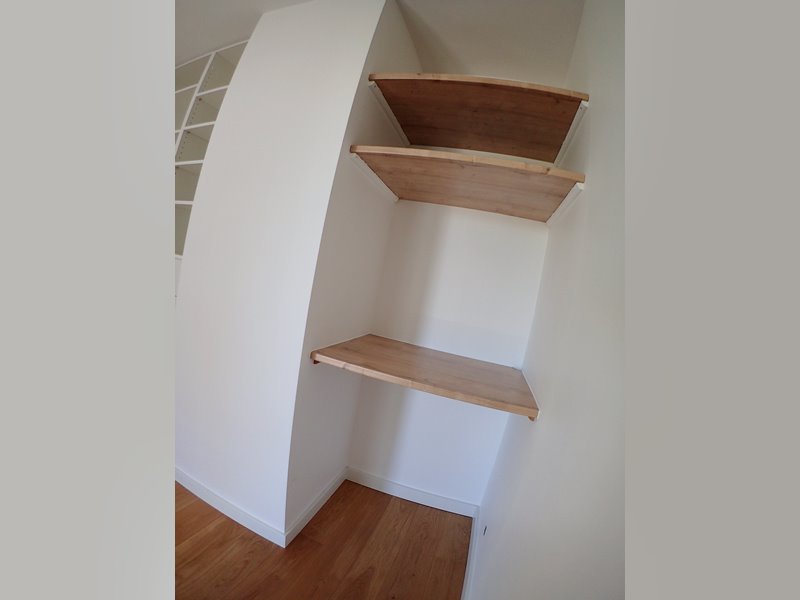 Le décor bois n'étant que d'un côté du plan, les planches hautes sont retournées pour que ce soit esthétique.