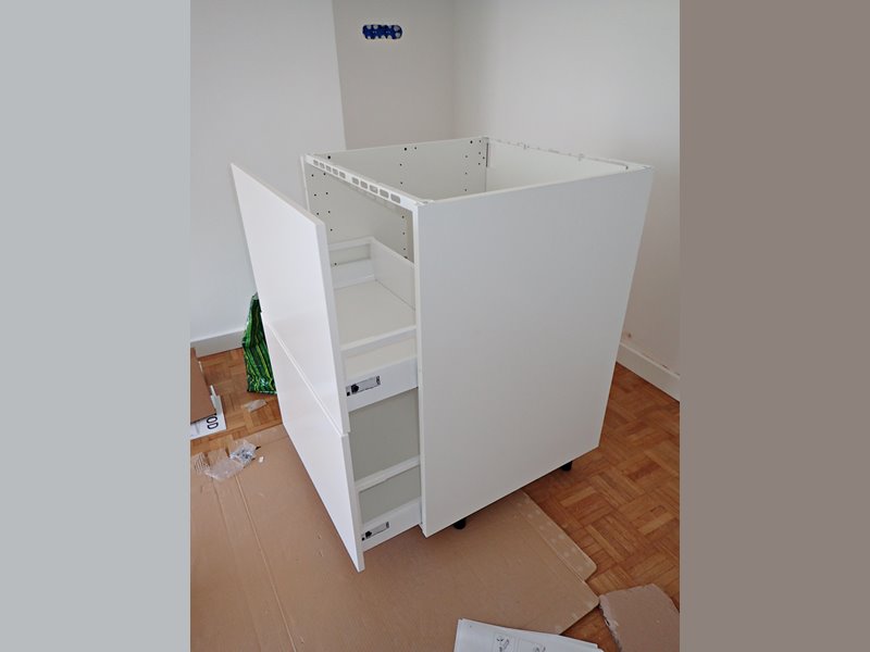 Pour la salle de bain, montage d'un meuble Ikéa