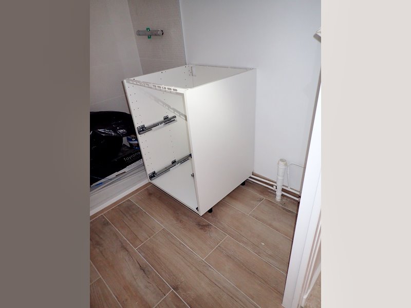 Mise en place du meuble dans la salle de bain, avant la pose du plan