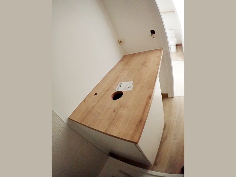 Pose sur le meuble et jointoiement aux murs, c'est OK!