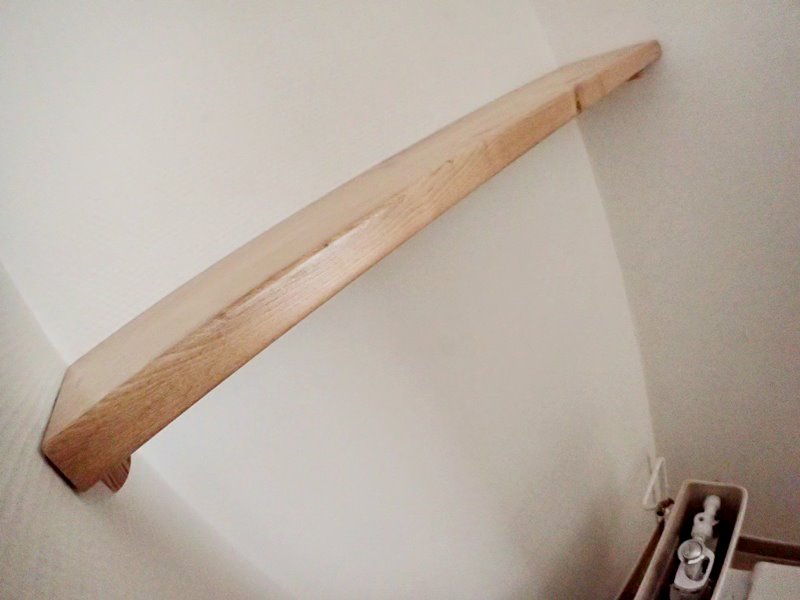 Il restait une chute dans les découpes du plan, et voilà une petite tablette dans les toilettes!