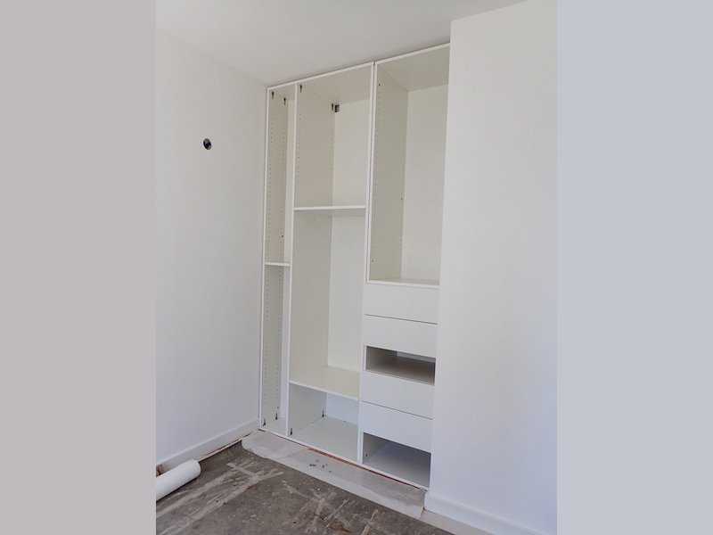 Pose du caisson sur-mesure au-dessus
