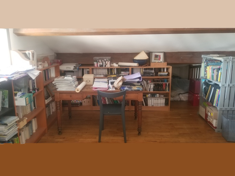 Une mezzanine sous-pente servant de bureau.