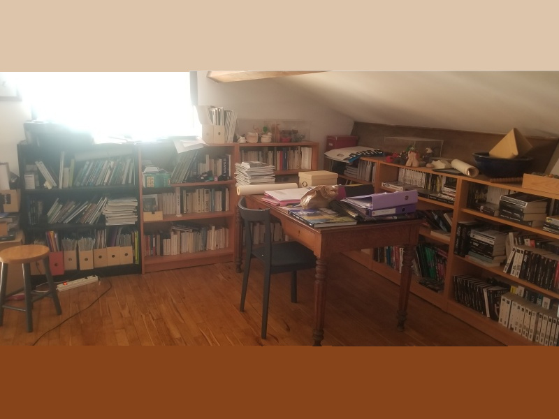 La bibliothèque est bien chargée