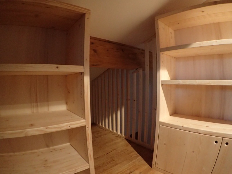 Le passage pour passer derrière la bibliothèque