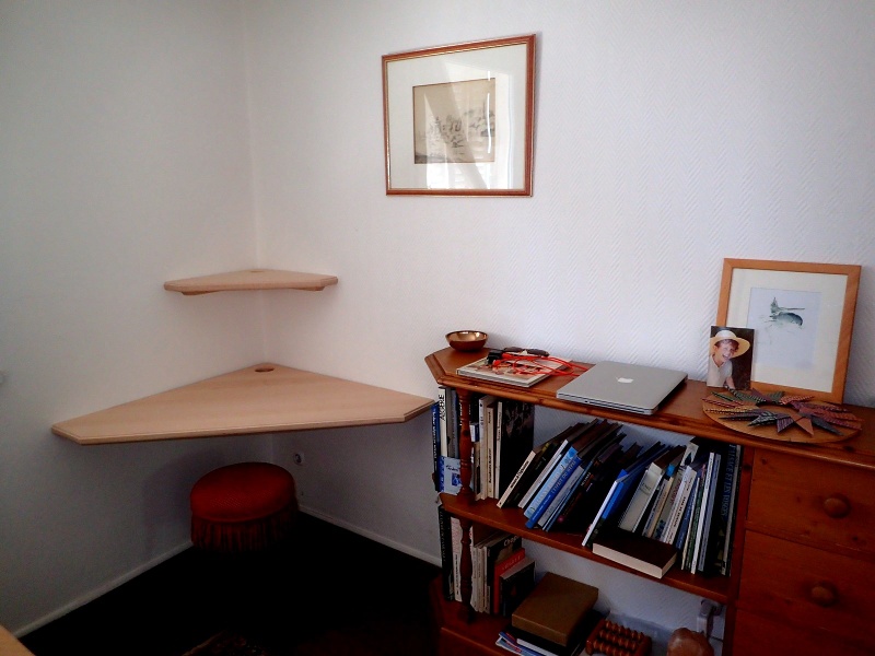 Dans un salon stylé, aménagement d'un espace bureau
