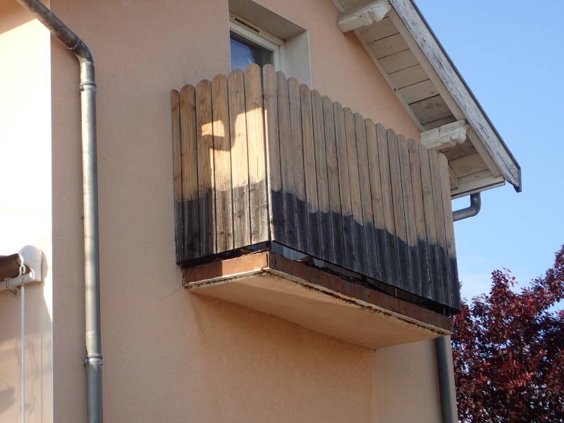 Ponçage du balcon pour enlever tous les gros défauts