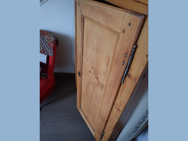 Et il n'est vraiment pas dans le style des meubles présents dans la pièce!