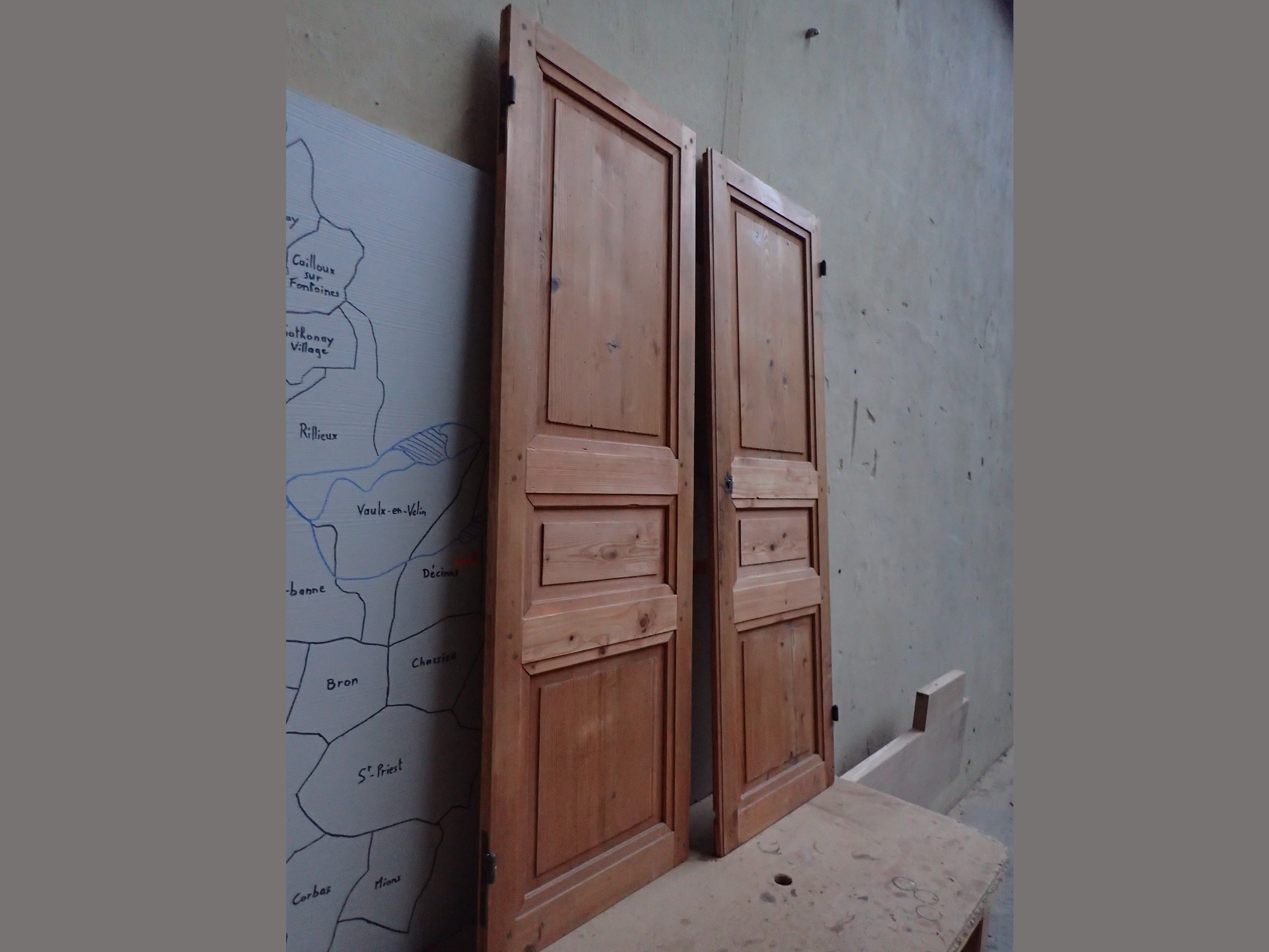 De belles portes récupérées chez un antiquaire.