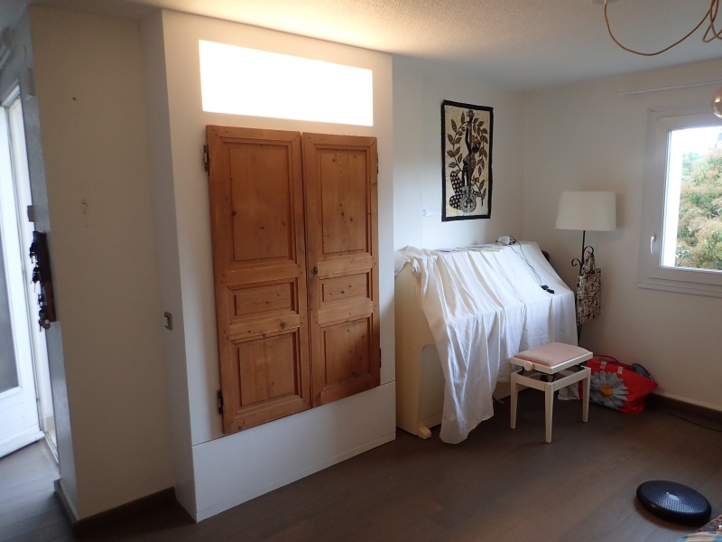 Intégration de portes anciennes dans un meuble moderne