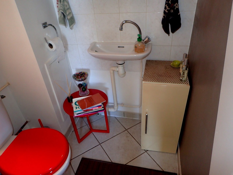 Un espace lave-mains difficile à organiser à cause de la trappe d'accès à la gaine technique(à droite).
