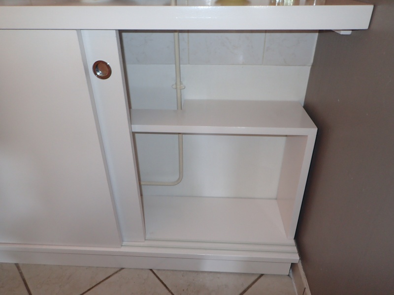 La petite étagère intérieure, ainsi que le socle bas sont enlevables aussi très vite.
