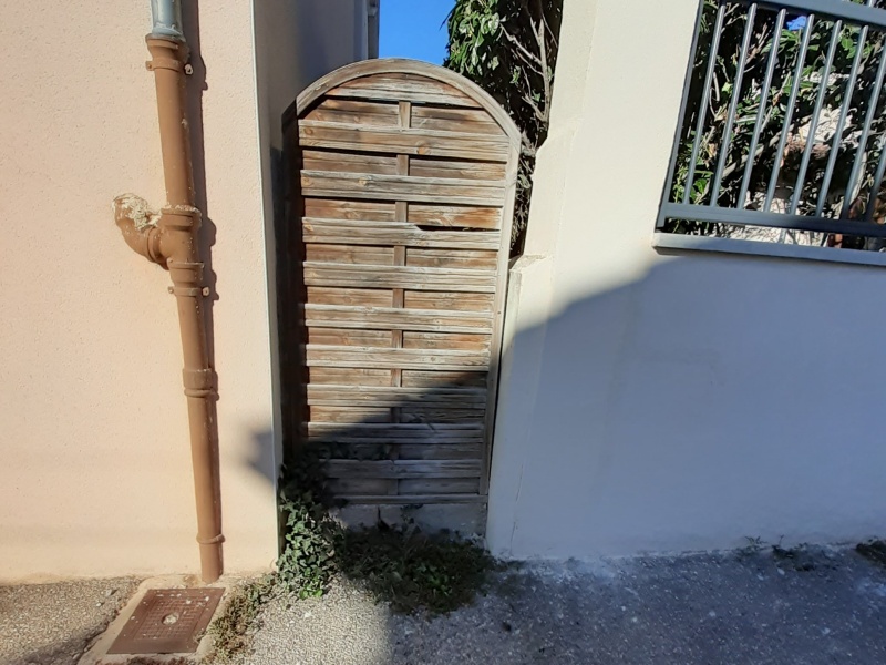 Un brise-vue très dégradé et qui empêche le passage