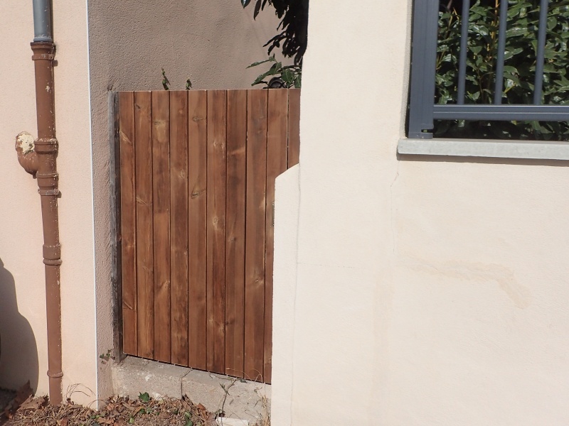 Remplacé par un portillon en bois auto-clavé.