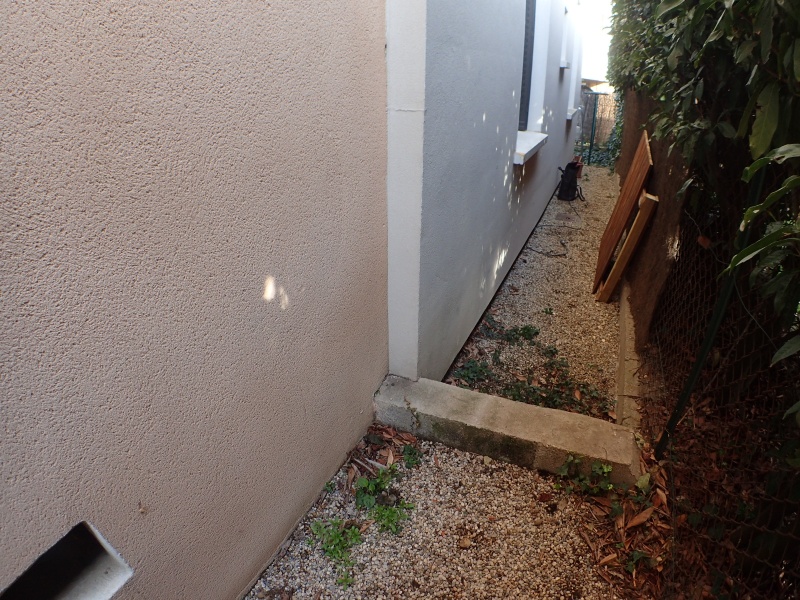 Un petit muret servira de base à un poteau.
