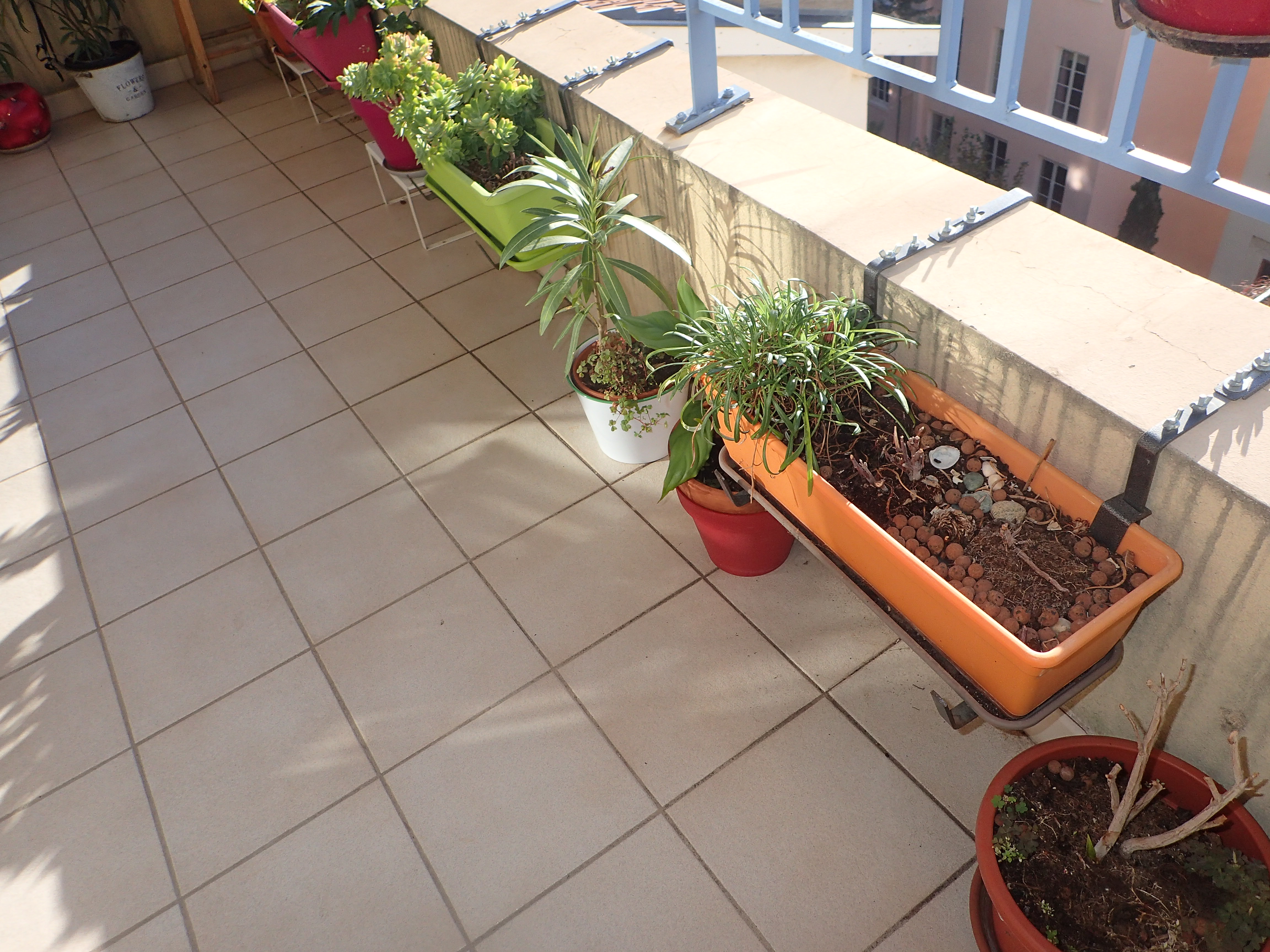 L'idée a donc consisté à recouvrir le sol et les murets bas du balcon, afin d'avoir un ensemble homogène.