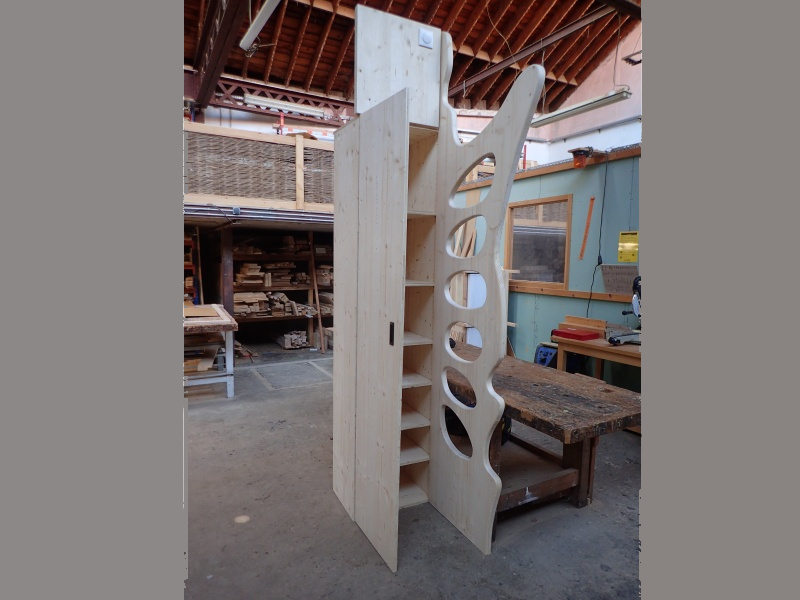 L'échelle est fixée à l'armoire, test en atelier
