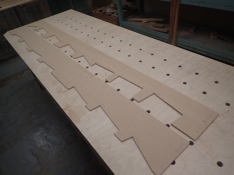 Découpe des gabarits de positionnement de planches verticales.