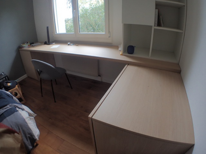 seul le bas ressort grâce à l'aspect bois.