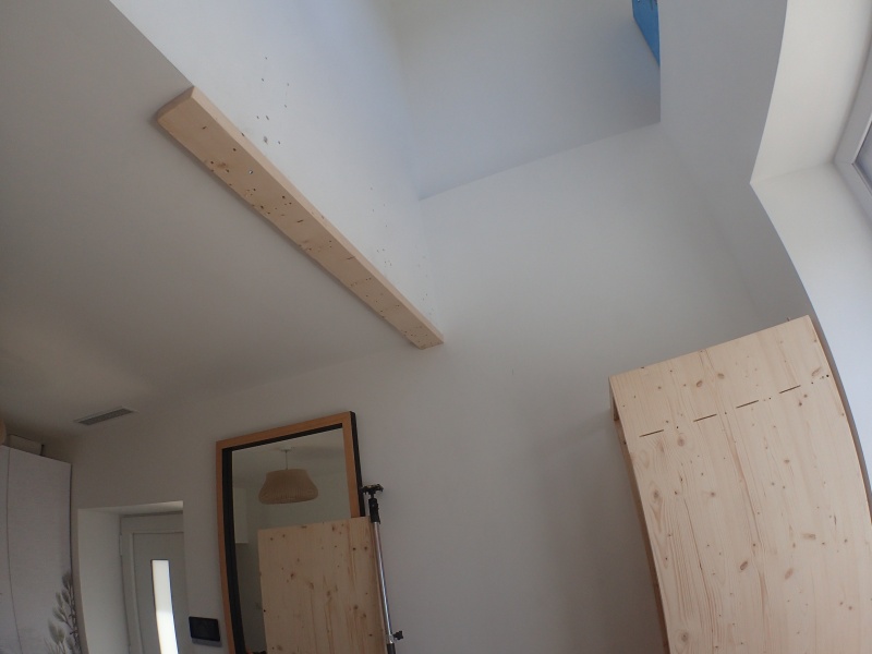 La poutre fixée au plafond