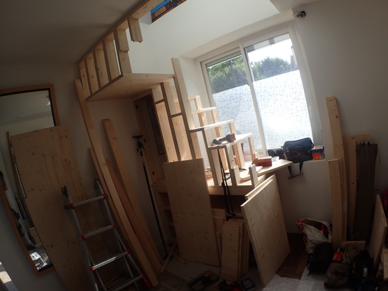 Montage des marches devant la fenêtre et fixation du palier