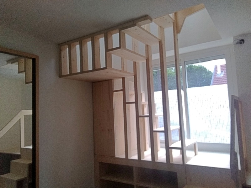 Un palier suspendu au-dessus du meuble vertical...