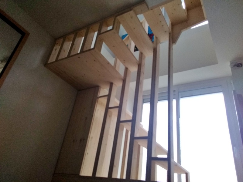 ... permet de tourner à 180° et d'accéder à l'étage.