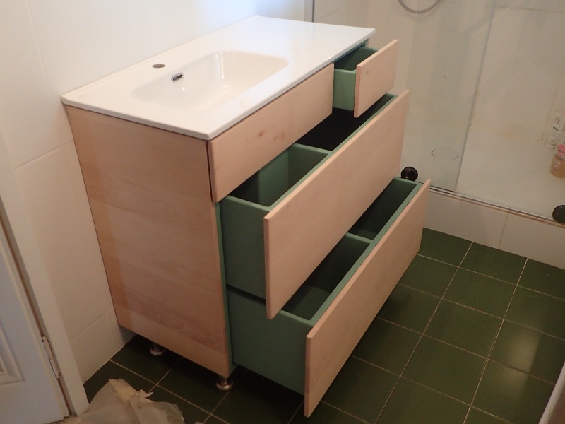 Les tiroirs sont laqués à l’intérieur et les façades huilées.