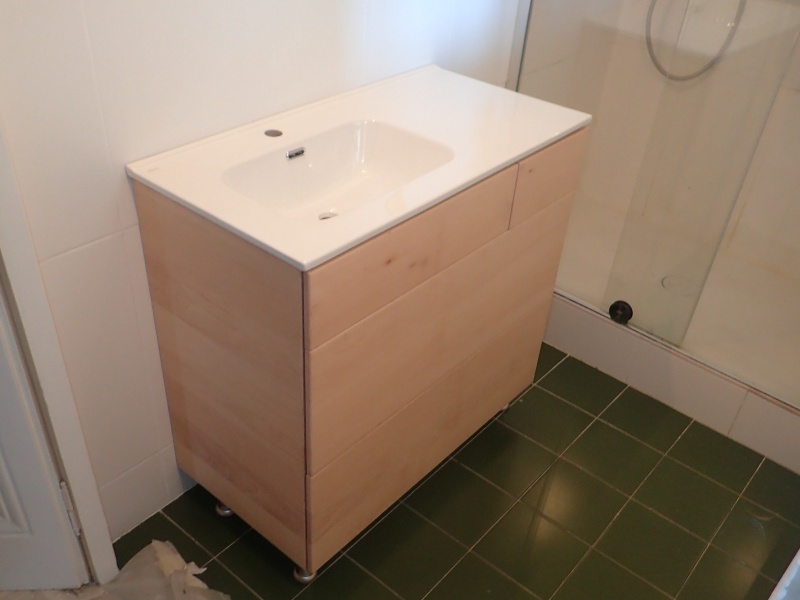 Meuble de salle de bain avec façade hêtre