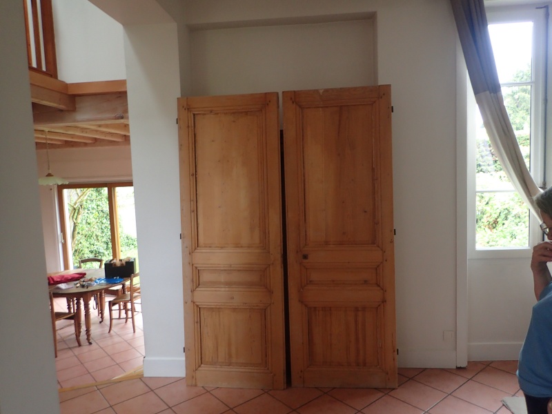 Deux vantaux de portes anciens récupérés et un recoin dans un mur