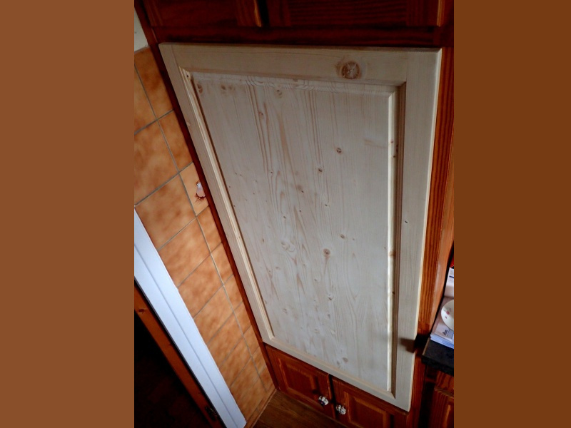 Réalisation d'une porte traditionnelle reprenant le style des autres portes