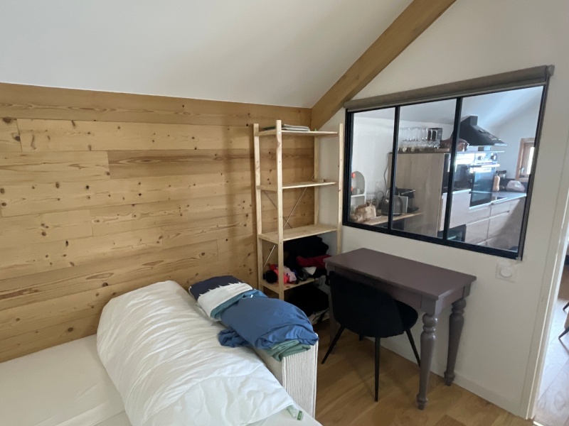 L'angle du mur recevant le bureau