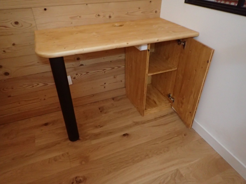 Le petit meuble avec porte à ouverture ressort