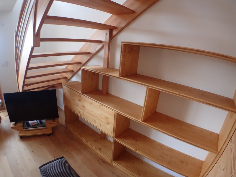 Le meuble installé. Il n'a pas de fond pour faire plus aérien.