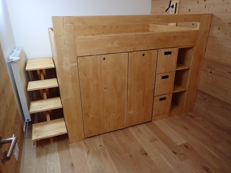 Le lit installé avec les rangements et l'escalier