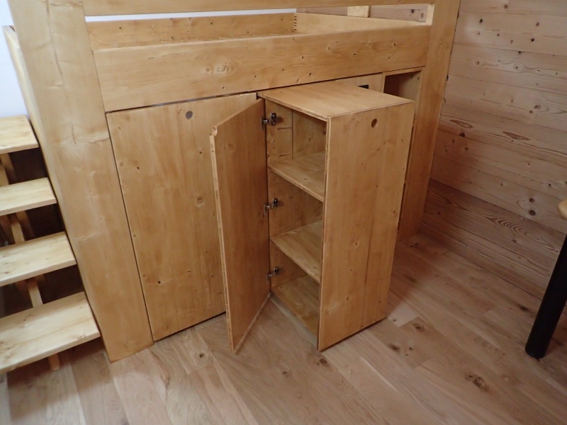 La moitié de la commode est accessible directement