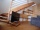 Le meuble et l'escalier ont la même finition