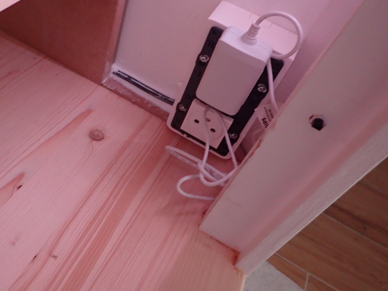 La prise murale double avec le capteur de télécommande (le petit point noir à droite)