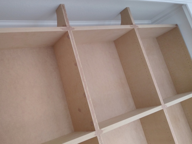 Les courbes hautes pour faire un petit effet déco vis-à-vis de la moulure. Ici, avec le mastic, cachant les jointures de la structure, qui sera poncé avant peinture.