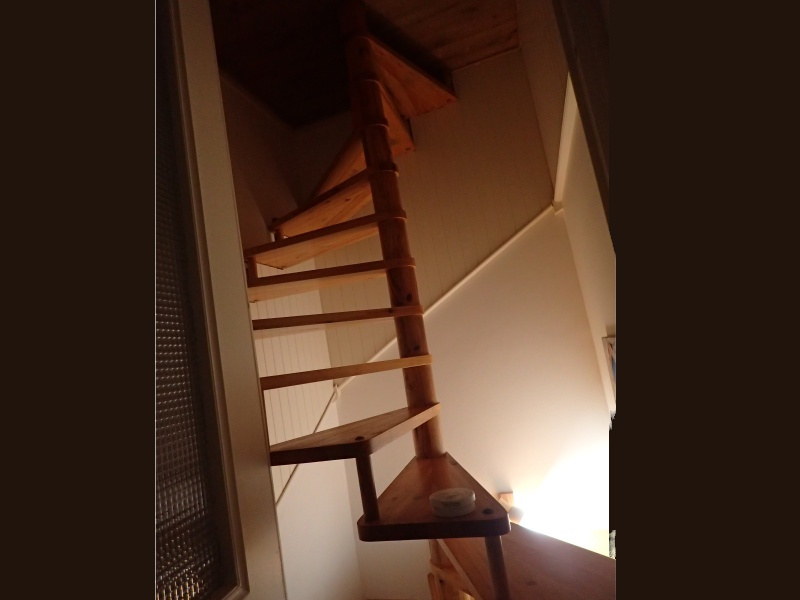 Un bel escalier à colimaçon en bois mais trop bruyant