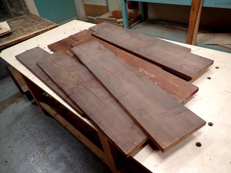 De vieilles tablettes d'étagère récupérées