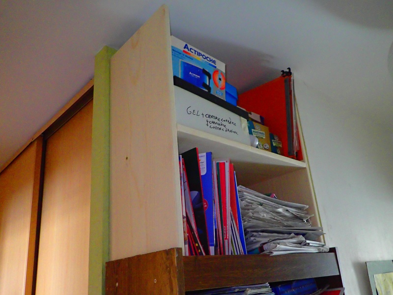 L'étagère du couloir a trouvé sa place et prouvé son utilité!