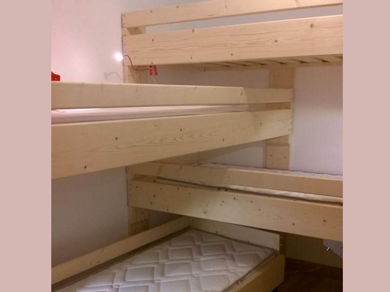 Le lit sur roulette permet de dégager de la place dessous